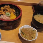Sushi Ogawa - うに丼 - ウニ用の塩と日替わり小鉢と味噌汁が付きます
