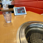 熟成和牛焼肉エイジング・ビーフ - テーブル席とタブレット