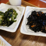 お食事処ちゃちゃ - ひじきの煮物/さっぱりしたオクラとわかめの和え物