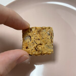 ラトリエヒロワキサカ - クロッカンペカンキャラメル。小さなお菓子。ペカンナッツ最高！ホワイトチョコの甘さがザクザクの後にきて嬉し。◎ クロッカンキャラメルペカン　150円