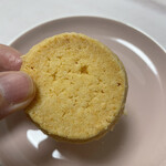 ラトリエヒロワキサカ - サブレココ。ココナッツ好きならこれ。厚みがあって食感はサクサクなんだけど、バターの風味がとにかく重い。サブレココ　110円