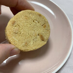 ラトリエヒロワキサカ - サブレアマンド。アーモンドクッキー！甘さ控えめ。サクサク軽くてバターの風味が重い。△ サブレアマンド　110円