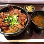 もくとん イオンモール津南店 - 名物豚かば丼 900円