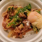 松屋 - ネギたっぷり旨辛ネギたま牛めし 並 ご飯に具を載せたところ