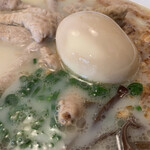 もつ煮 王里 - 「豚もつラーメン」接写。具材は、刻み青ネギ、刻み白ネギ、千切りの木耳、フライドオニオン、半熟の煮玉子、それに加えてメインとなるたっぷりの「豚もつ煮」だ。二種類の葱トッピングが好い♪