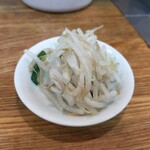 亀戸ぎょうざ 両国支店 - 薄めに味のついたもやし…ウマっ…