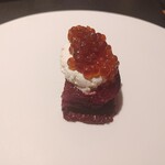 フロリレージュ - (2022年1月　訪問)ビーツのソテー。下にはビーツとトレビスを発酵させたもの、上にはサワークリームといくら。