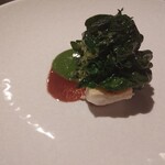 フロリレージュ - (2022年1月　訪問)甘鯛。ちぢみほうれん草のソテーとムースをあしらった一品。ソースはバジルとカカオ。