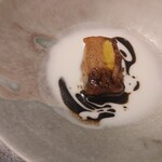 フロリレージュ - (2022年1月　訪問)大根を糀と蜜柑果汁に浸けてソテーした一品。白いソースは大根エキスを発酵させたもの、黒いソースは昆布エキス。