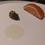 フロリレージュ - (2022年1月　訪問)2種の海老のシャーベット。カリフラワームースと海老のエキスが詰まったジュレをあしらった一品。添えつけはわさび風味のオイルとキャビア。