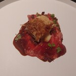 フロリレージュ - (2022年1月　訪問)軽くしゃぶしゃぶした経産牛の下にはカマンベールチーズを発酵させたエスプーマ。上にはカマンベールチーズをライ麦ブレッドでサンドしたもの。