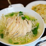 167378711 - 蒸し鶏麺 (デザート付) +半)チャーハン (￥1,000)