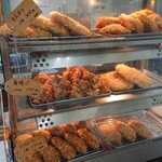 高田精肉店 - 揚げ物の陳列