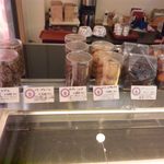 ワイ クニエダ - 2013.1.1. 焼き菓子　好きなノワ・ブランシュは売り切れ・・・　下段はケーキだけど空っぽ・・・（＾＾；