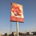 ワイ クニエダ - 目立つ看板