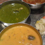 グルガオン - カレー3種【豆とバナナとマッシュルーム，チキンカレーほうれん草ソース，マトンと玉ねぎ】