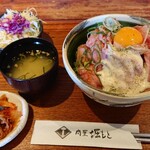 Nikuya Horimoto - ローストビーフのチョモランマは絶妙な加熱具合。ランチにはサラダとスープ、キムチが付きます。