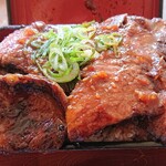 肉屋 堀もと - 和牛カルビ焼肉重は脂の旨味が脳天に突き刺さります(笑)。