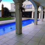 シャトー　ラ・パルム・ドール - プールの横を通って