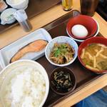 すき家 - 豚・鮭デラックス朝食〜ごはん大盛