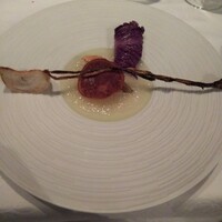 ラ・ブランシュ - 蕪のローストに蕪のソース。鱗焼きした甘鯛も添えてあります。甘鯛の焼き方が見事でとても美味しいのですが、それより凄かったのが蕪。蕪が蓄えた甘さが尋常でわない。