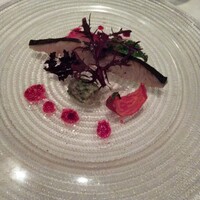 ラ・ブランシュ - 火入れした鰆に鰆のタルタル   ビーツとトマトのソースが良く合います。鰆自体もかなり上質。