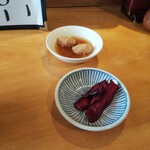 鳥ふじ - 親子丼に付属のお新香と鳥団子