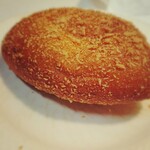 ベーカリー グランシャリオ - とろーりフォンデュソースのカレーパン。中身を確認するまでの見た目は豚パンと同じ。
