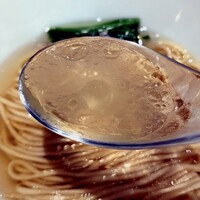 YAKITORI 燃 es - 透明なレンゲはスープの美しさを際立たせる。
