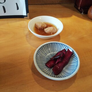 Torifuji - 親子丼に付属のお新香と鳥団子