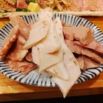 もつ焼 よし田 - 盛合せ 塩（左から、ハラミ、豚トロ、ハツ 660円）