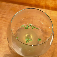 NK - 鹿児島の筍の出汁に滋賀の木の芽 ⇒挨拶代わりの1杯。木の芽の香りが強すぎる(><)筍の出汁も感じたいな。春の訪れを感じますねぇ。