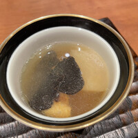NK - 甘鯛炭火焼き、かぶ、トリュフの蒸しスープ⇒中華の蒸しスープみたいな感じ？トリュフがフワッと香り、和出汁に香りが移っていきます。トリュフはそんなに味がしない。最初の筍出汁の代わりに出汁だけ飲みたい。
