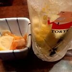 竹乃屋 - お通し・凍結レモンハイボール。氷じゃなくてカッチンコッチンに氷ったレモンが入ってます！