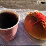 パンセ - サービスのコーヒーと焼きそばコッペ