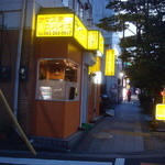 ナマステスパイス - お店は派手なこしらえです