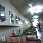 画廊喫茶巴里 - 細長～い店内。