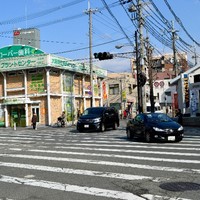 ラ ターブル ド クラージュ - そうすると交差点にぶつかります。右にツタヤがあり左に医院がみえてきます。この医院の道を歩きましょう。目的地までもうすぐです。