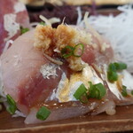 平塚漁港の食堂 - ”アジ”は”生姜”が乗せられており、お醤油をチョコンと垂らし、美味しくいただきました。