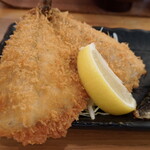 平塚漁港の食堂 - ”アジフライ”、全体が綺麗なきつね色に揚げられています。上質な白身魚のような品のよい味わいで、旨みが凝縮されています。