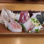 平塚漁港の食堂 - 地魚刺身５種盛り、全てのお刺身が、分厚く、とても新鮮です。