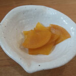 平塚漁港の食堂 - 香の物はハリハリ漬けです。