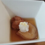 平塚漁港の食堂 - ”揚げ出汁さつまあげ”、小判型と丸形の２種類が入っていました。箸休めに、ホッとした優しい味わいを楽しみました。