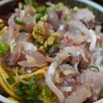 平塚漁港の食堂 - ”アジ叩きのせごはん”、ワサビを乗せ、醤油を垂らし、かき混ぜずに、丁寧にご飯の上に新鮮なアジ等を乗せて、美味しさを噛みしめて食べていきました。