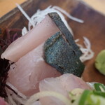 平塚漁港の食堂 - ”さわら”は身が真っ白、脂が乗っています。炙ることで脂をほんの少し落としてあり、皮目は香ばしく、美味しいです。