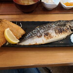 平塚漁港の食堂 - ”アジフライ”と”塩鯖の半身焼”は一つのお皿で提供されてきました。