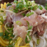 平塚漁港の食堂 - ”アジ叩きのせごはん”のZoomUp、様々な種類のトッピングで、手を抜いていない美味しい一品です。