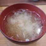 平塚漁港の食堂 - ”みそ汁”の具は”ニンジン”、”ダイコン”、”アオサ”、”刻み葱”でした。最初に啜ったとき、豚汁かと思いましたが、出汁が濃いせいかと思います。