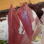 平塚漁港の食堂 - ”いなだ”は脂の乗ったブリと異なり、サッパリとした味わいで、コリコリとした感触が楽しめます。