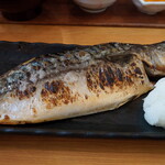 平塚漁港の食堂 - ”塩鯖の半身焼”の表面はパリッと焼き目がつき、旨みの脂が滲み出ています。